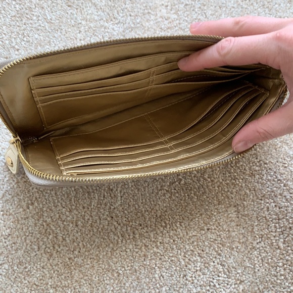 Neutral Classic Clutch - Picture 2 of 4